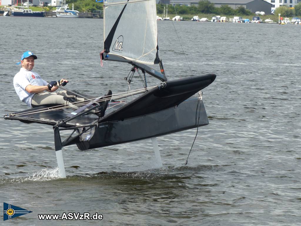 Motte/int. Moth Mach 2 - Foilen in Rostock auf der Warnow