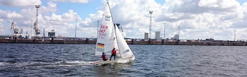 FES 470er beim Segeln in Rostock auf der Warnow