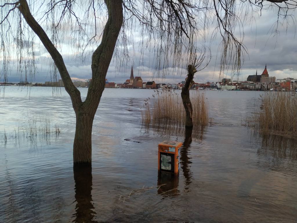 Foto von Hochwasser in Rostock Warnow Februar 2020 / Gehlsdorfer Ufer 2