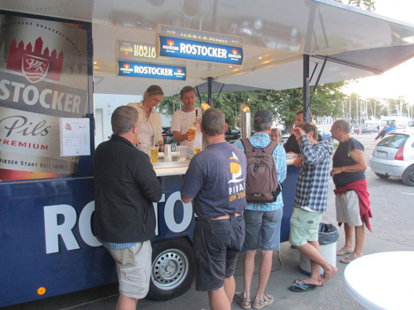 Gemütlichkeit am Bierwagen