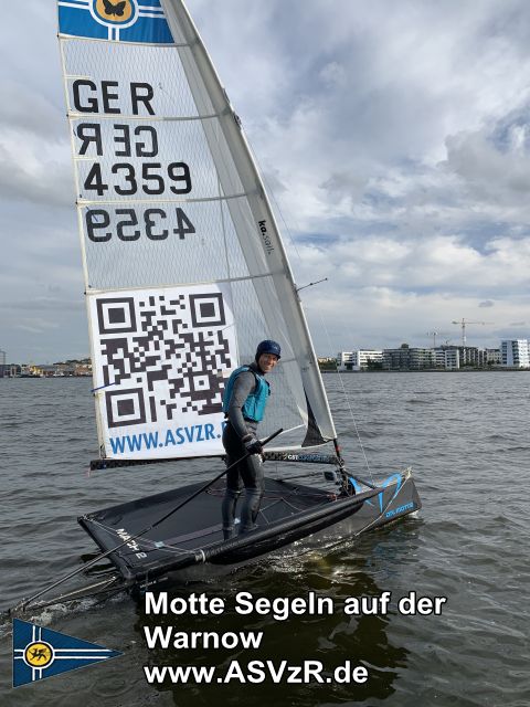 Robert segelt mit seiner Motte Mach 2 in Rostock