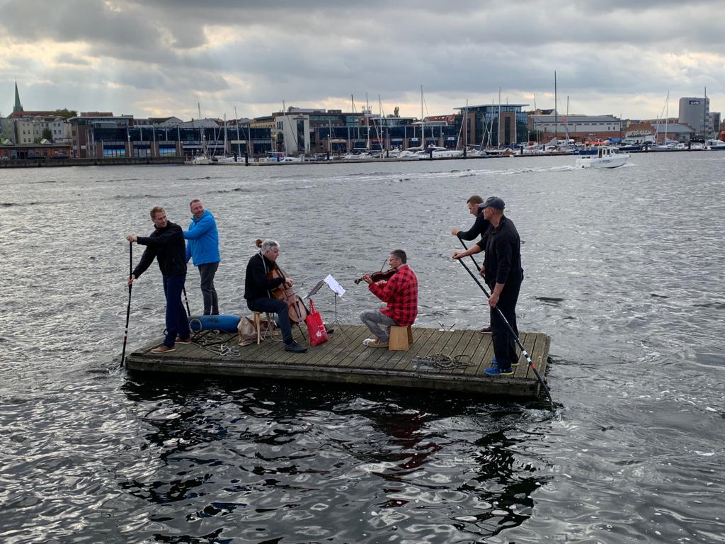 Segler musizieren auf dem Wasser 2018