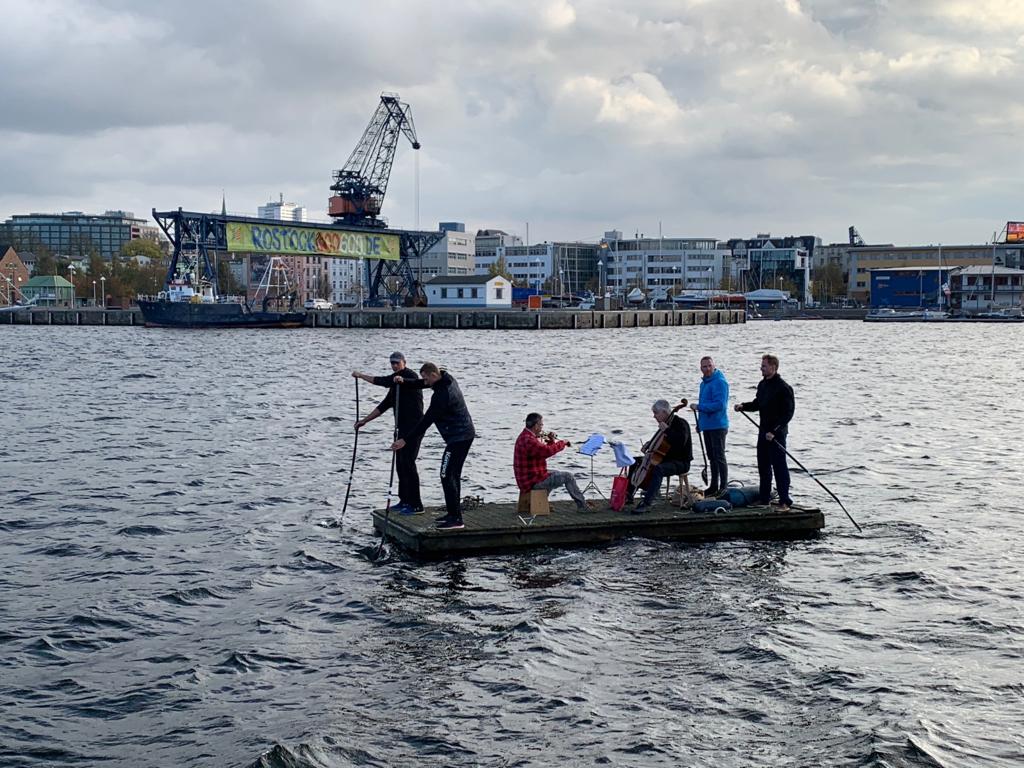 Segler musizieren auf dem Wasser 2018