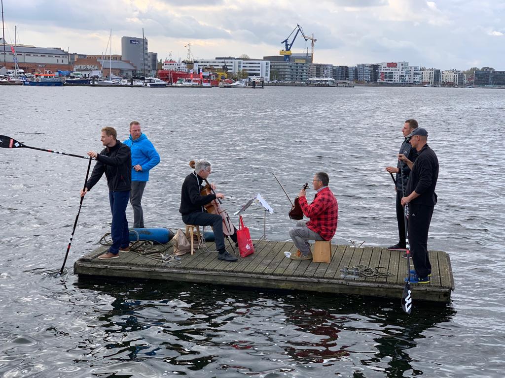 Segler musizieren auf dem Wasser 2018